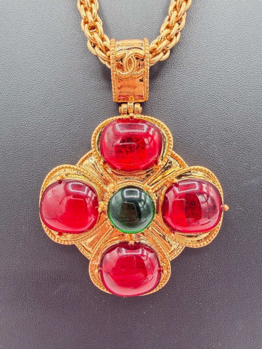 CHANEL Vintage Rare Gripoix 97A Necklace with Red and Green Cabochons - Picture 5 of 13